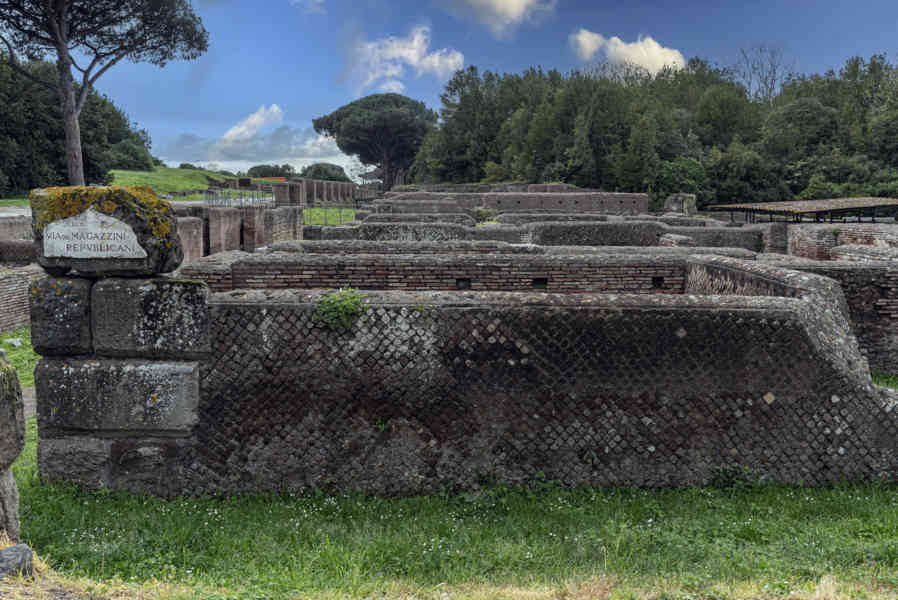 Italia - Ostia 15 - parque arqueológico de Ostia Antica.jpg